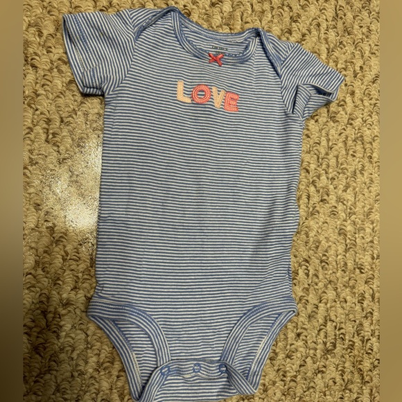 Carters bodysuit & old navy shorts bundle! Shorts: 18-24M & bodysuit: 18M - Picture 7 of 7
